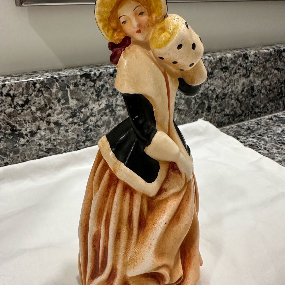 🌼Vintage 1940s New Art Wares Chalkware Figurine